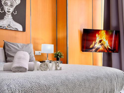 Charming Downtown Soho Studio by TuriVida