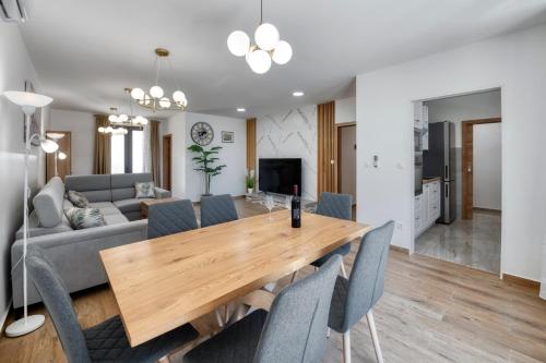 DLC Deluxe Penthouse with Terrace & Sea View