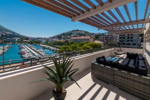 DLC Deluxe Penthouse with Terrace & Sea View