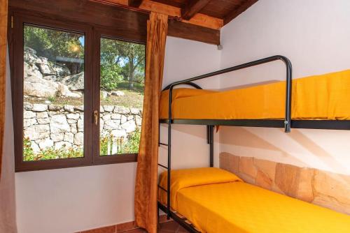 two bunk beds in a room with a window at Résidence Villa Smeralda in Telti