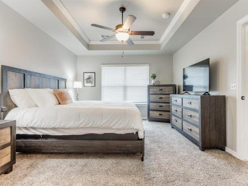 a bedroom with a bed and a ceiling fan at Unpack and Unwind in Yukon