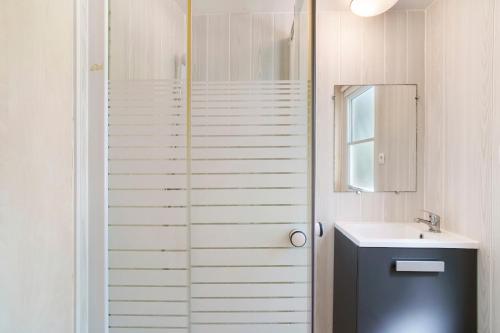 a bathroom with a shower and a sink at 22.Mobil-home option clim 5pers in Calviac