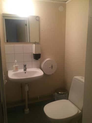 Ett badrum på Nyckelbo Vandrarhem