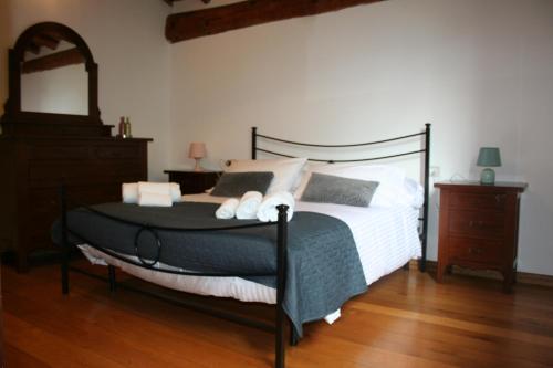 a bedroom with a bed and a dresser and a mirror at Chalet Calcar in Avenone