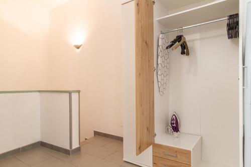 a room with a closet with a wooden door at In Centro a Rho Fiera Milano e Ospedale Galeazzi in Rho