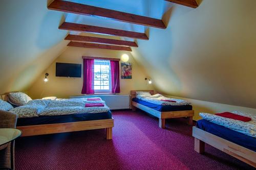 Un pat sau paturi într-o cameră la Penzion Slunečnice