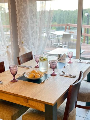 ein Holztisch mit einem Teller Essen darauf in der Unterkunft Hotel Sanvilla in Sigulda