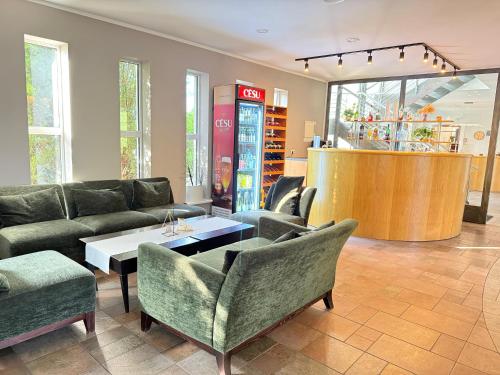 ein Wohnzimmer mit Sofa, Stühlen und einem Tisch in der Unterkunft Hotel Sanvilla in Sigulda