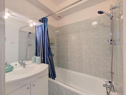 a bathroom with a tub and a sink and a shower at Cottage clim piscine in Saint-Saturnin-lès-Avignon