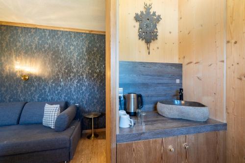 a living room with a couch and a sink at Dreimäderlhaus - Das vegetarische Boutique Hotel in Füssen