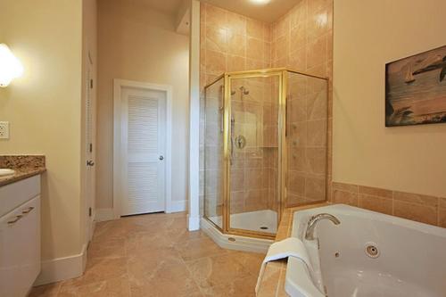 Das Bad ist mit einer Dusche und einer Badewanne ausgestattet. in der Unterkunft Caribe Resort Unit C101 in Orange Beach