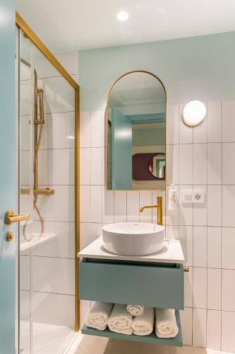 a bathroom with a sink and a mirror at Blue Malva in Valencia