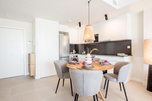 Modern Apartment with Terrace & Pool in Estepona