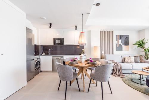 Modern Apartment with Terrace & Pool in Estepona