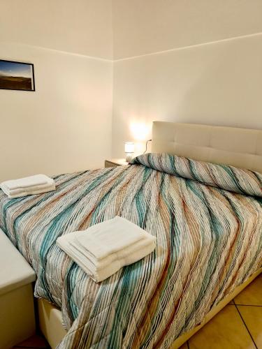 a bedroom with a bed with two towels on it at Il Posto Giusto tra cielo e mare in Pantelleria