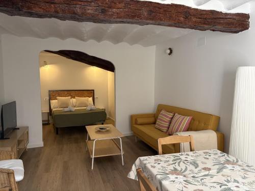 a living room with a couch and a bed at El Redoble de Moratalla in Moratalla