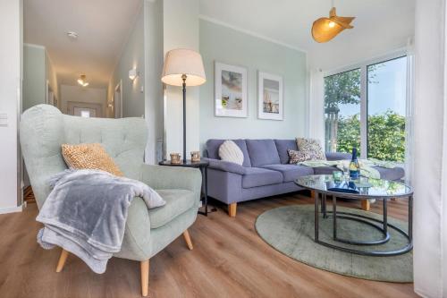 a living room with a couch and a table at FeWo Lieblingsplatz in Zingst