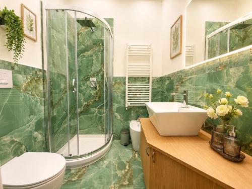 a bathroom with a sink and a shower and a toilet at Maison Arche' relax e spazio a Sannicandro in Sannicandro di Bari