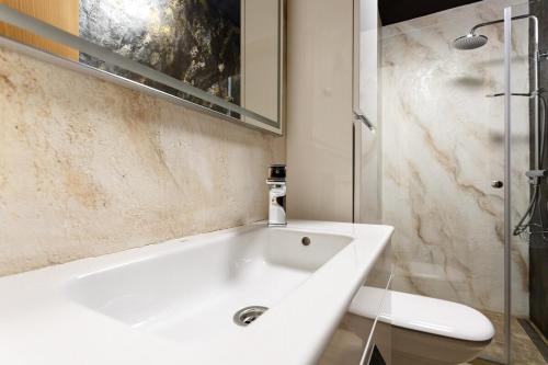 Picasso-Style Apartament