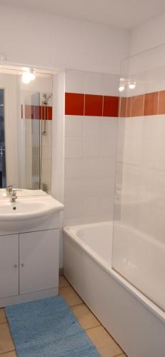 a bathroom with a tub and a sink and a bath tub at Beau séjour in Prayssac