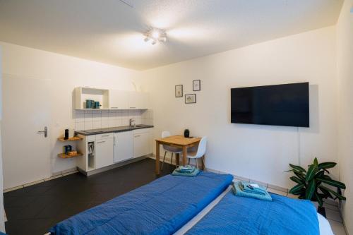 a living room with two beds and a table at Gemütliches Studio im Stadtzentrum in Biel
