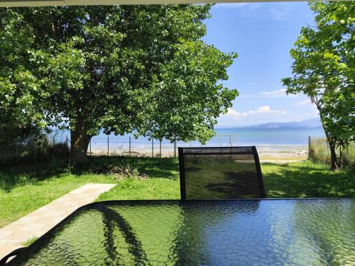 ein Pool mit einem Spiegel an der Seite eines Strandes in der Unterkunft Aviator's Seafront Escape in Ágios Nikólaos