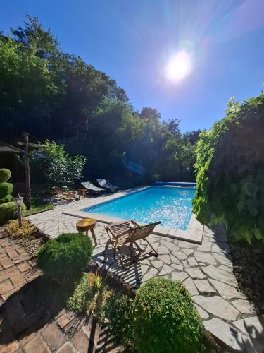 a swimming pool with a table and a picnic table at Etno kuća Todorović in Smederevo