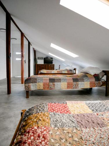 a room with two beds in a room at Dom jednorodzinny NOWA in Dęblin