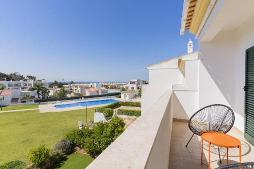 #375 Spacious Townhouse with Pool, BBQ & Parking