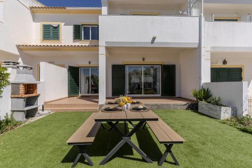 #375 Spacious Townhouse with Pool, BBQ & Parking