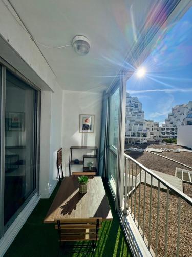 Studio climatisé avec terrasse PLAGE PORT & CENTRE à PIED Accès autonome