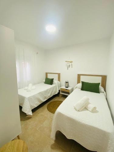 two beds in a room with two at Casa Cañailla in El Rompido