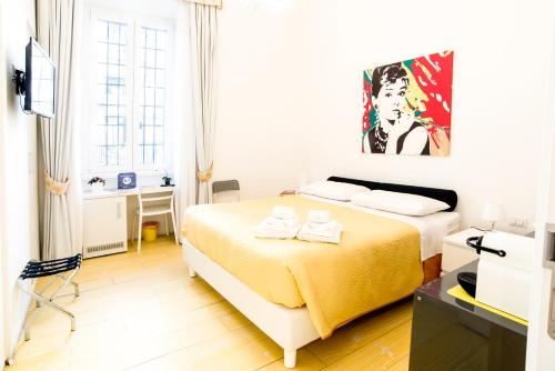 - une chambre avec un lit et 2 serviettes dans l'établissement Divine Bed & Breakfast, à Rome