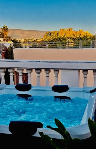 basen na balkonie z widokiem na ocean w obiekcie Pink Pineapple Hostel w Atenach