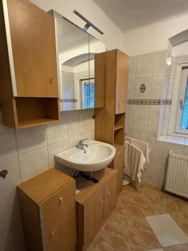 a bathroom with a sink and a mirror at Wohlfühlwohnung Wiesenfeld in Wiesenfeld