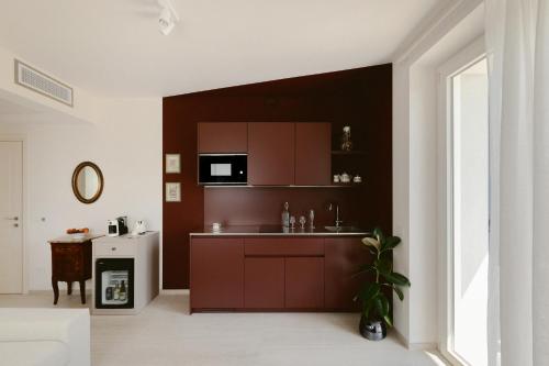 a kitchen with brown cabinets and a sink at Hortus Bellagio in Bellagio