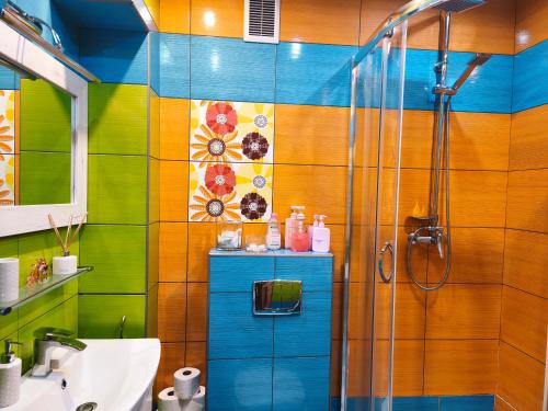 a bathroom with a shower and a sink at Apartamenty Centrum Nowa Ruda No1 in Nowa Ruda