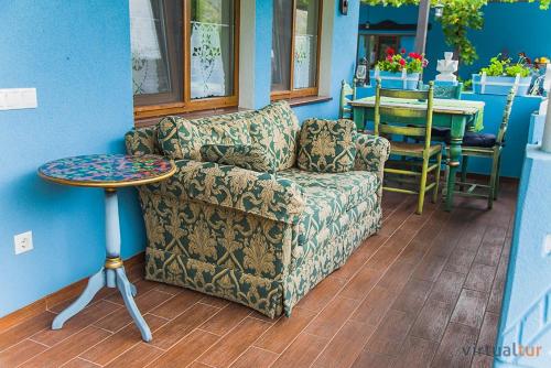 a living room with a couch and a table at Resedinta Rotundu in Butuceni