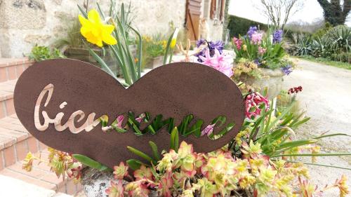 a heart sign in a bouquet of flowers at La Cabane MIMOSA in Saint-Malo-du-Bois