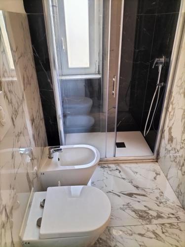 a bathroom with a toilet and a sink and a shower at B&B Mary House con vasca idromassaggio al centro di Salerno in Salerno