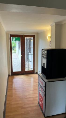 a living room with a microwave on top of a counter at Global residencial in Rancagua