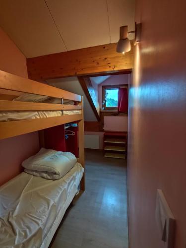 a room with two bunk beds and a window at L'Esprit Chalet in Ustou