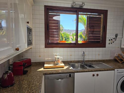 a kitchen with a sink and a window at Villa Torbellino, Diseño, Privacidad y Confort in La Playa de Tauro