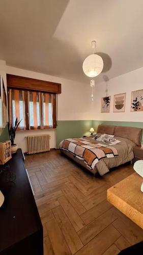 a bedroom with a bed and a table in it at Parma soggiorni brevi in Parma