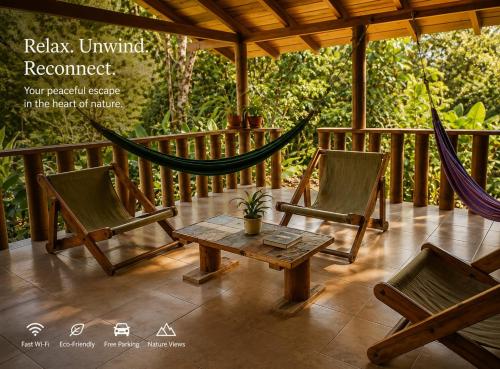 eine Veranda mit zwei Stühlen und einer Hängematte in der Unterkunft La Chonta in Mindo