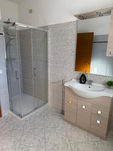 a bathroom with a shower and a sink at Casa Dulce Casa - Bright flat with balcony 2 baths 2 beds in Scafa