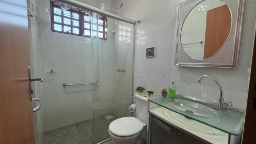 a bathroom with a toilet and a sink and a shower at Haras Cristal Experience in Gama