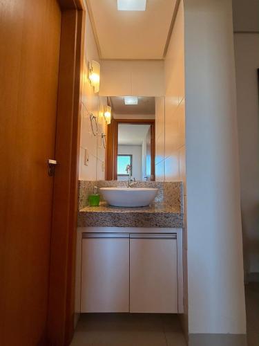 a bathroom with a sink and a large mirror at Vista Panorâmica • Premium in Palmas