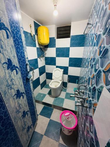 a bathroom with a toilet and a sink at Eden Villa in Virāmpattinam