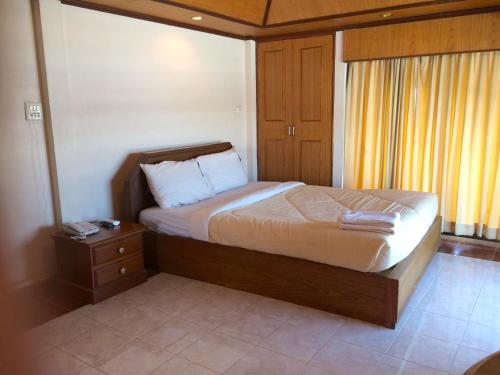 Postel nebo postele na pokoji v ubytování Kraisaeng Place